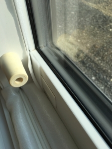 掃き出し窓の結露しやすい部分の気密性を上げる