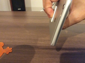 iPhone6sPlusにつけたバンカーリングで持った状態
