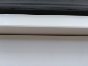 窓枠と窓の隙間