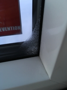 窓の室内側の結露が凍結