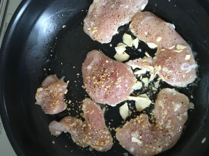 鶏胸肉塩麹漬けのニンニクと塩コショウ焼き