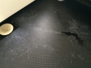 黒い床の水垢